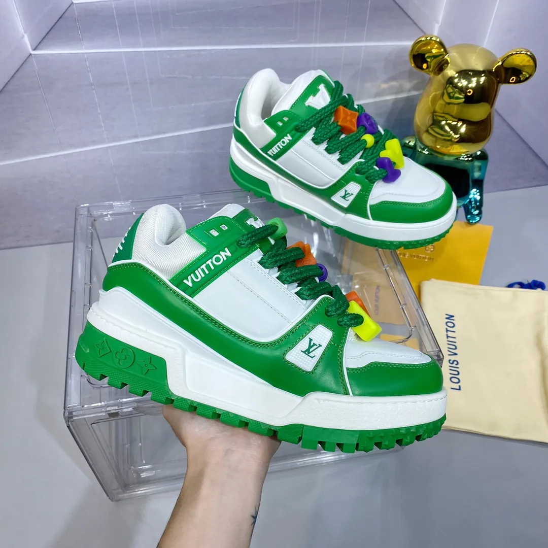 👟👟Ex-factory price 840 𝙇𝙑 𝟐𝟎𝟐4/𝐒𝐒 𝐧𝐞𝐰 Louis Vuitton catwalk skateboard shoes are popular, LOUIS VUITTON Trainer is undoubtedly one of the most successful Sneakers launched by luxury brands, but the pace of exploration will not stop. LOUISVUITTON will also bring a new series of skateboard shoes in the spring of 2023. The new series in the picture returns to the 90s Chunky Skate Shoes bread shoes, with leather and mesh uppers. The fat silhouette and thick shoelaces are very eye-catching. It is expected to have quite a few colors like the Trainer. Judging from the previous DIOR show skate shoes, this chunky style may be even stronger next year. Size: Female 35-40 Male 39-46